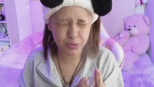 Snapshot of NekoWaifu chatting on 05-11-26, 02:45 NekoWaifu online show from 05-11-26, 02:45