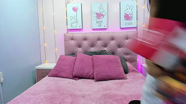 Issaa Tyler online show from 10-25-25, 03:06