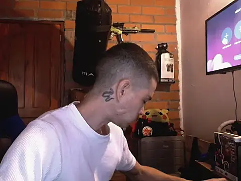 Snapshot of Travis_R chatting on 10-27-25, 01:45 Travis R online show from 10-27-25, 01:45