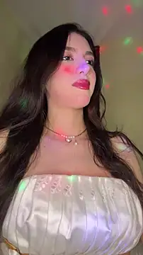 Snapshot of Emily-hottson chatting on 02-15-26, 05:19 Emily-hottson online show from 02-15-26, 05:19