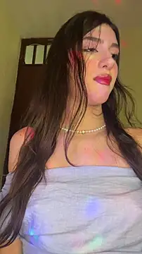 Snapshot of Emily-hottson chatting on 02-16-26, 04:33 Emily-hottson online show from 02-16-26, 04:33