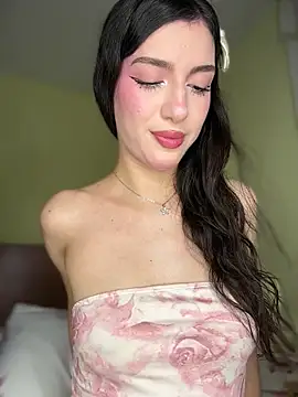 Snapshot of Emily-hottson chatting on 07-19-26, 11:23 Emily-hottson online show from 07-19-26, 11:23