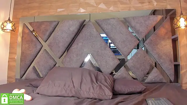 Scarlet  Jones  online show from 11-19-25, 10:10