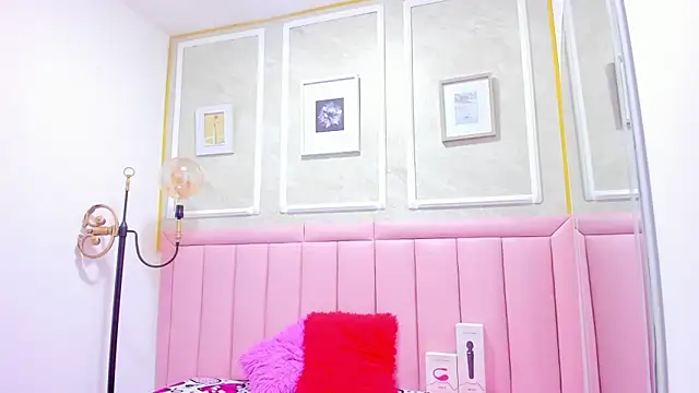 HoollyHendrix online show from 12-05-25, 08:39