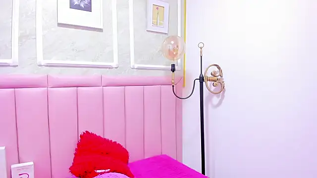 HoollyHendrix online show from 12-15-25, 08:47