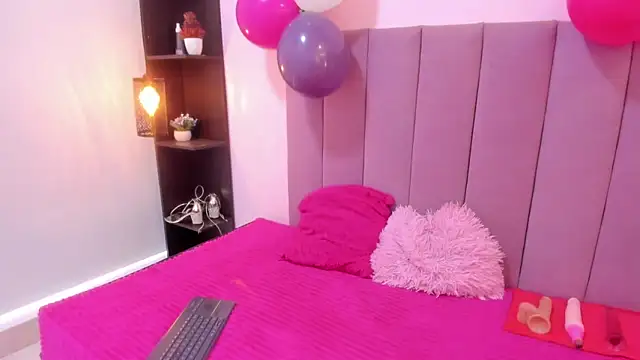 HoollyHendrix online show from 11-06-25, 08:46