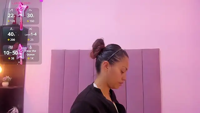 HoollyHendrix online show from 10-15-25, 08:06