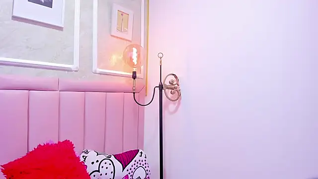 HoollyHendrix online show from 11-15-25, 08:46