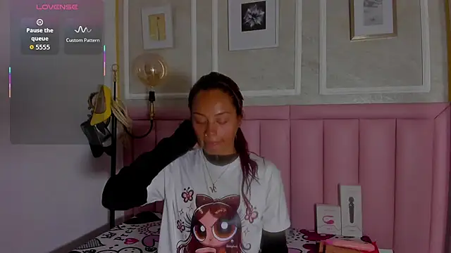 HoollyHendrix online show from 02-20-26, 08:55