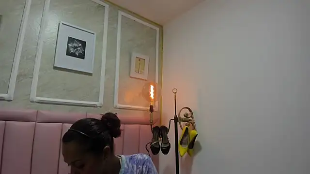 HoollyHendrix online show from 12-19-25, 08:55