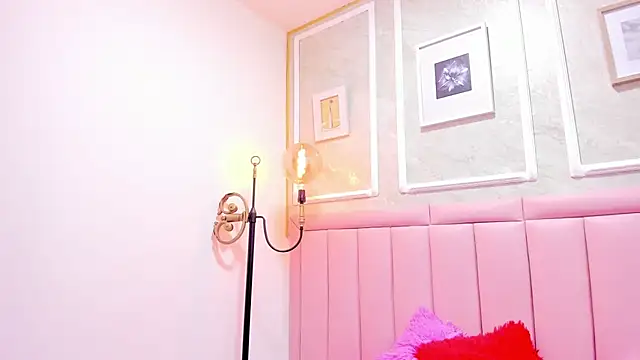 HoollyHendrix online show from 12-04-25, 08:30