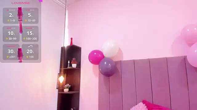 HoollyHendrix online show from 11-04-25, 08:12