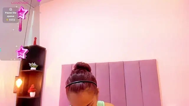 HoollyHendrix online show from 11-18-25, 08:23