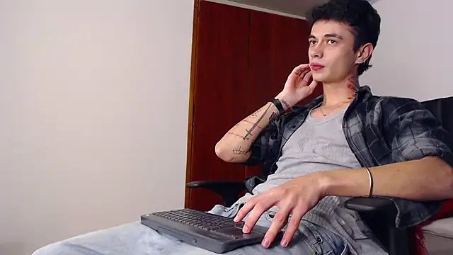 Snapshot of jaico_santos chatting on 10-22-25, 10:52 jaico santos online show from 10-22-25, 10:52