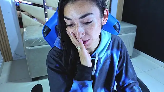 Maily a  online show from 04-11-26, 03:14