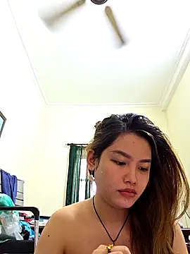 Snapshot of MaiHoang2k chatting on 10-20-25, 04:47 MaiHoang2k online show from 10-20-25, 04:47