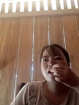 Snapshot of emly-xinh18 chatting on 10-19-25, 08:17 emly-xinh18 online show from 10-19-25, 08:17