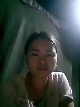 Snapshot of emly-xinh18 chatting on 09-19-25, 01:48 emly-xinh18 online show from 09-19-25, 01:48