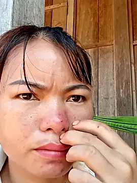 Snapshot of emly-xinh18 chatting on 10-20-25, 02:57 emly-xinh18 online show from 10-20-25, 02:57