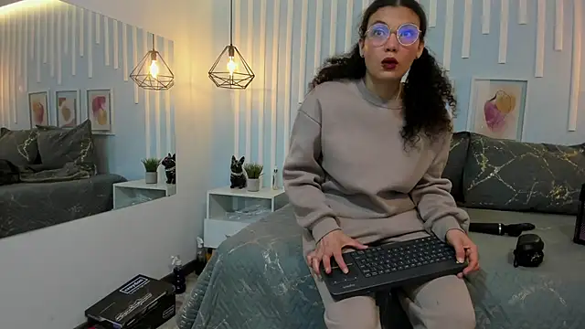 SweetStarr  online show from 10-21-25, 12:37