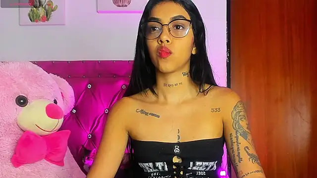 Snapshot of dahiiangomezz chatting on 09-19-25, 08:40 dahiiangomezz online show from 09-19-25, 08:40