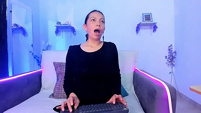 karlaaa   online show from 12-15-25, 03:07