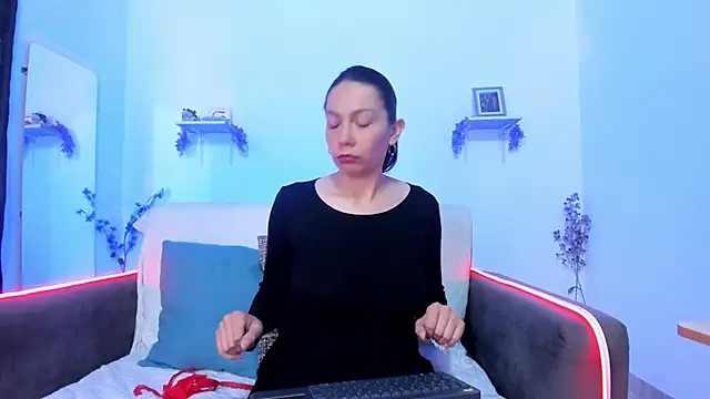 karlaaa   online show from 11-19-25, 01:55