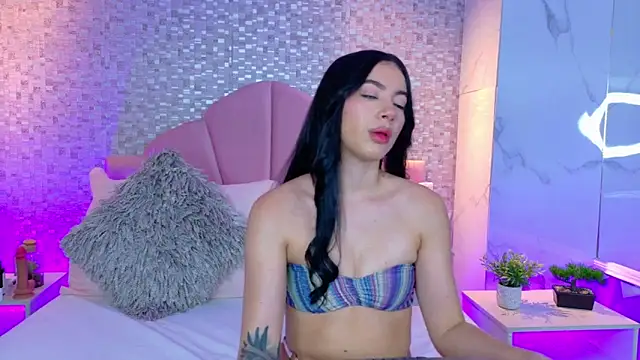 Snapshot of LizieSmith chatting on 10-20-25, 02:28 LizieSmith online show from 10-20-25, 02:28