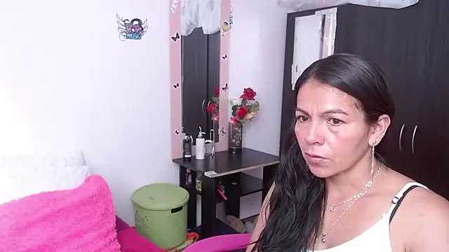 Snapshot of camilavargas_ chatting on 10-05-25, 08:43 camilavargas  online show from 10-05-25, 08:43