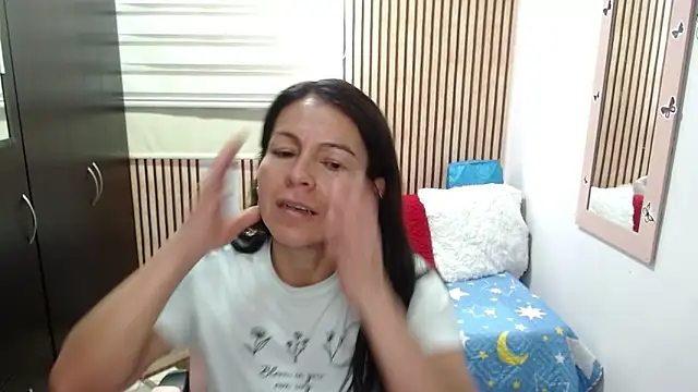 Snapshot of camilavargas_ chatting on 06-09-26, 07:04 camilavargas online show from 06-09-26, 07:04