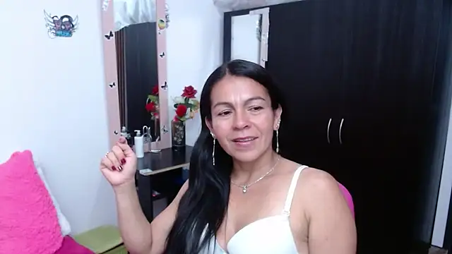 Snapshot of camilavargas_ chatting on 10-12-25, 11:06 camilavargas  online show from 10-12-25, 11:06
