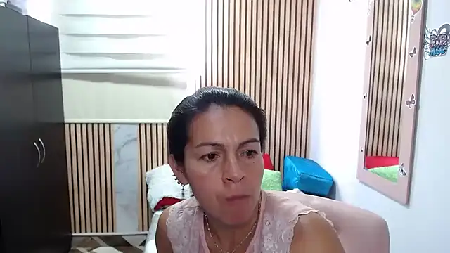Snapshot of camilavargas_ chatting on 05-15-26, 05:22 camilavargas online show from 05-15-26, 05:22