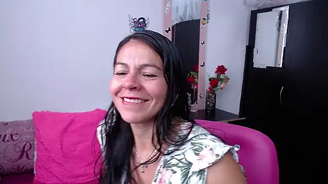 Snapshot of camilavargas_ chatting on 10-15-25, 09:01 camilavargas  online show from 10-15-25, 09:01