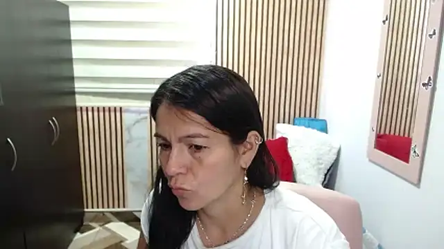 Snapshot of camilavargas_ chatting on 06-16-26, 10:32 camilavargas online show from 06-16-26, 10:32
