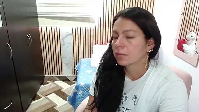 Snapshot of camilavargas_ chatting on 06-06-26, 09:42 camilavargas online show from 06-06-26, 09:42