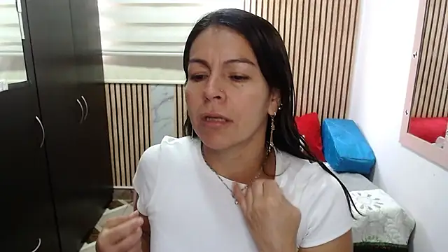 Snapshot of camilavargas_ chatting on 05-26-26, 03:32 camilavargas online show from 05-26-26, 03:32