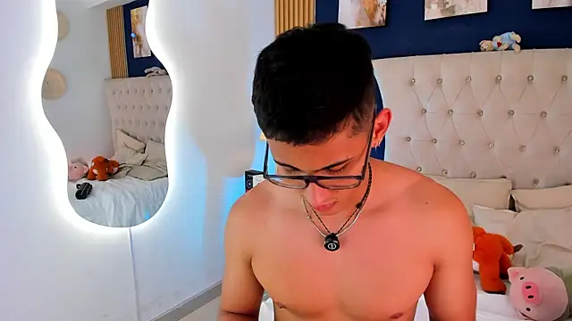 Snapshot of SalvadorFit chatting on 07-17-26, 01:03 SalvadorFit online show from 07-17-26, 01:03