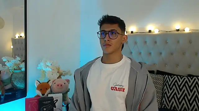 Snapshot of SalvadorFit chatting on 01-17-26, 08:01 SalvadorFit online show from 01-17-26, 08:01