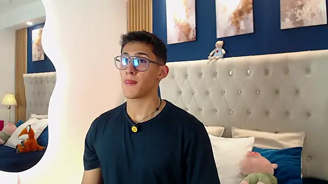 Snapshot of SalvadorFit chatting on 02-18-26, 08:05 SalvadorFit online show from 02-18-26, 08:05