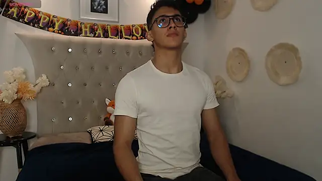 Snapshot of SalvadorFit chatting on 10-12-25, 08:21 SalvadorFit online show from 10-12-25, 08:21