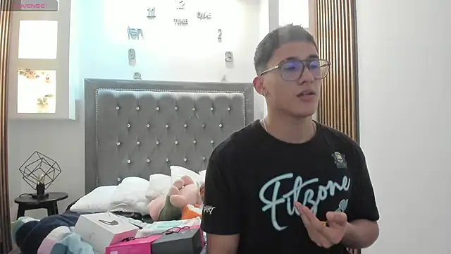 Snapshot of SalvadorFit chatting on 02-06-26, 08:38 SalvadorFit online show from 02-06-26, 08:38