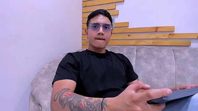 Snapshot of axel_vega chatting on 09-18-25, 08:23 axel vega online show from 09-18-25, 08:23