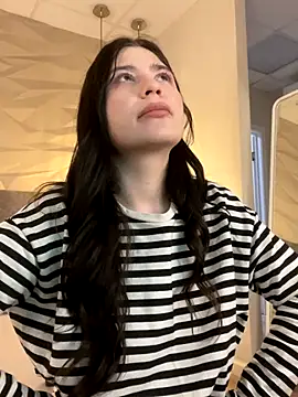 Snapshot of Valerie_Ohara chatting on 10-10-25, 04:35 Valerie Ohara online show from 10-10-25, 04:35