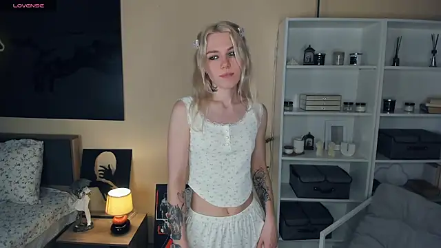 Snapshot of DianeHonnette chatting on 10-09-25, 07:14 DianeHonnette online show from 10-09-25, 07:14