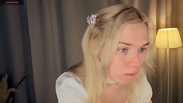 Snapshot of DianeHonnette chatting on 11-28-25, 07:14 DianeHonnette online show from 11-28-25, 07:14