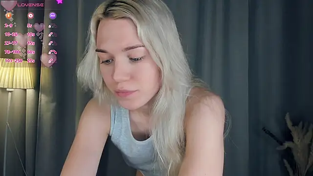 Snapshot of DianeHonnette chatting on 12-04-25, 07:35 DianeHonnette online show from 12-04-25, 07:35