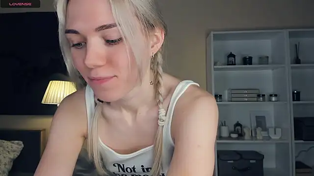 Snapshot of DianeHonnette chatting on 12-22-25, 07:14 DianeHonnette online show from 12-22-25, 07:14