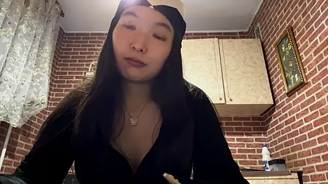 Snapshot of EmmaLeexth chatting on 09-25-25, 02:01 EmmaLeexth online show from 09-25-25, 02:01