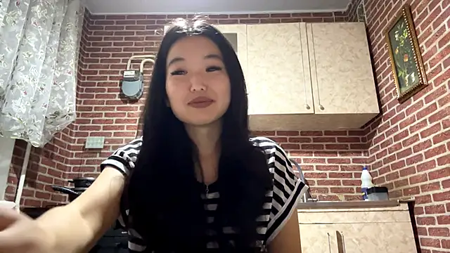 Snapshot of EmmaLeexth chatting on 10-29-25, 03:00 EmmaLeexth online show from 10-29-25, 03:00