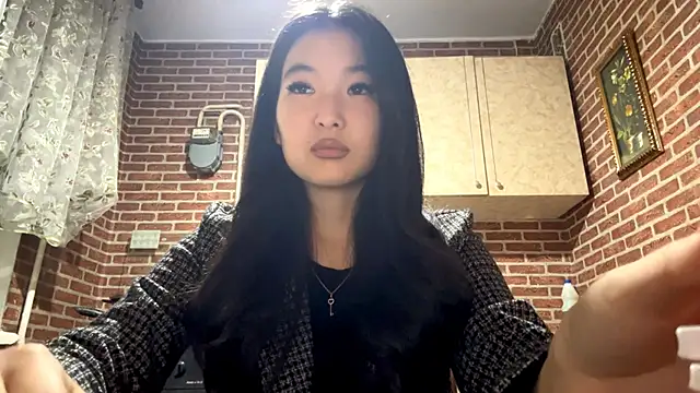 EmmaLeexth online show from 10-30-25, 12:25